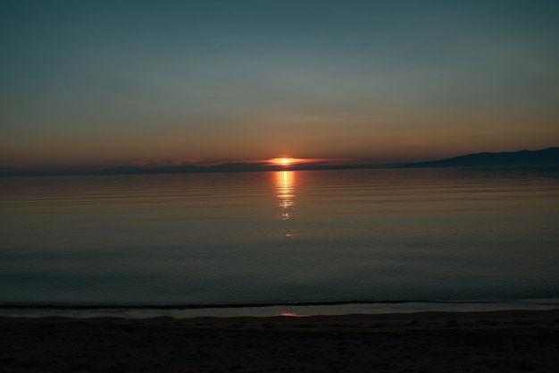 Vista panorâmica do lago baikal no nascer do sol. lago rift localizado no sul da sibéria, rússia. o maior lago de água doce em volume do mundo. uma maravilha natural do mundo.