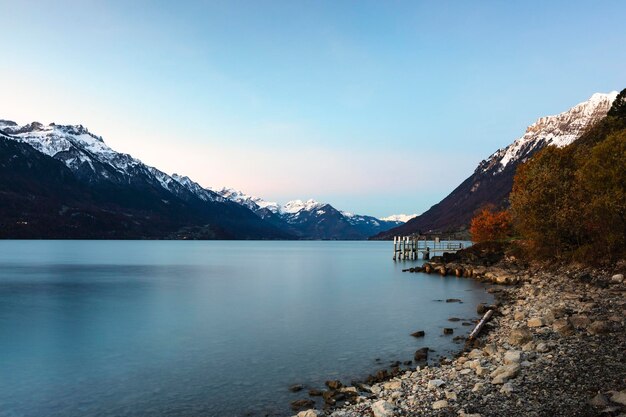 Vista panorâmica do lago brienz na suíça com o cais e as cores do outono