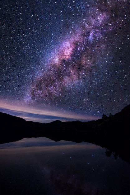 Foto vista panorâmica do lago calmo contra o campo de estrelas
