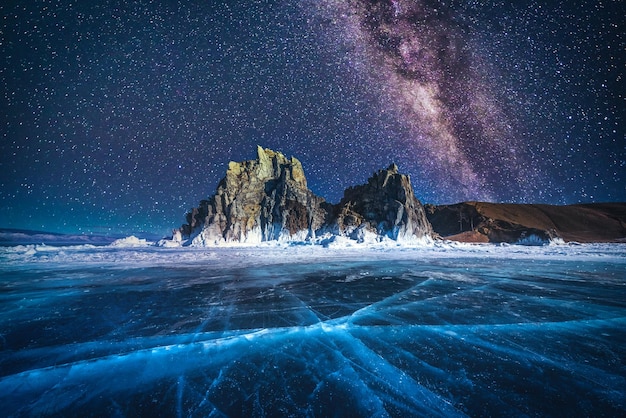 Vista panorâmica do lago congelado contra o campo de estrelas à noite