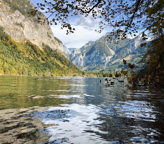 Vista panorâmica do lago contra as montanhas