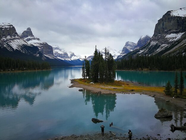 Foto vista panorâmica do lago contra montanhas cobertas de neve