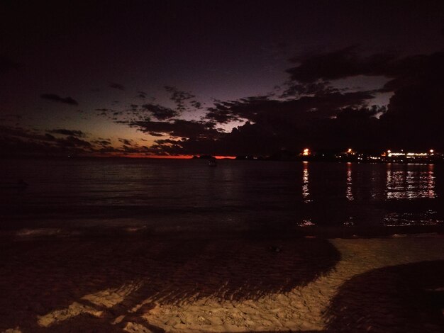 Vista panorâmica do lago contra o céu à noite