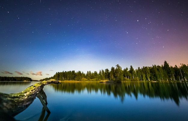 Vista panorâmica do lago contra o céu à noite