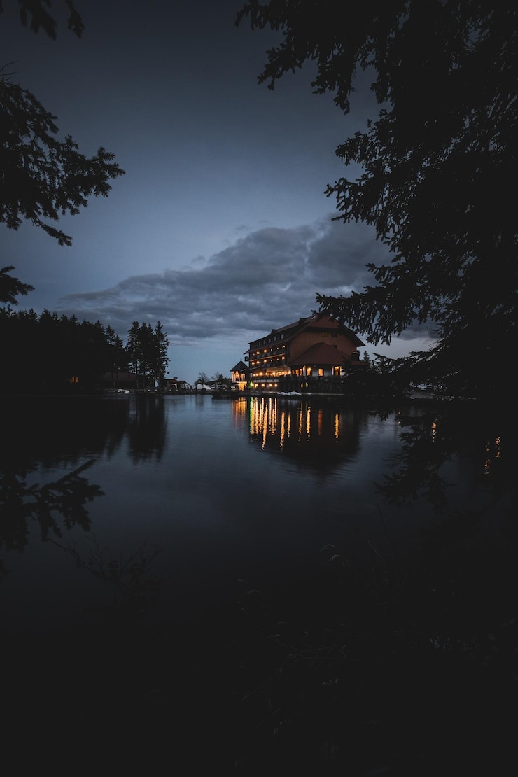 Foto vista panorâmica do lago contra o céu ao anoitecer