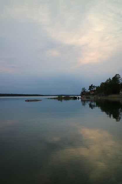 Vista panorâmica do lago contra o céu ao pôr-do-sol