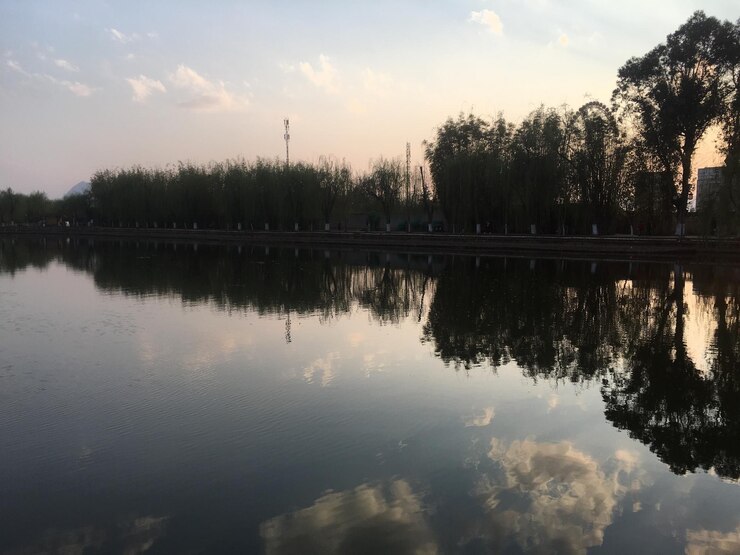 Foto vista panorâmica do lago contra o céu ao pôr-do-sol