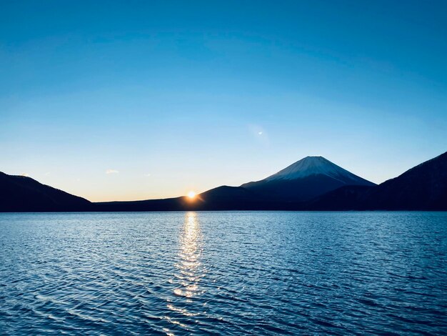 Foto vista panorâmica do lago contra o céu azul claro