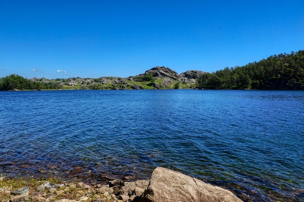 Foto vista panorâmica do lago contra o céu azul claro