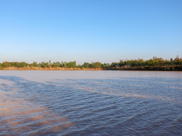 Foto vista panorâmica do lago contra o céu azul claro