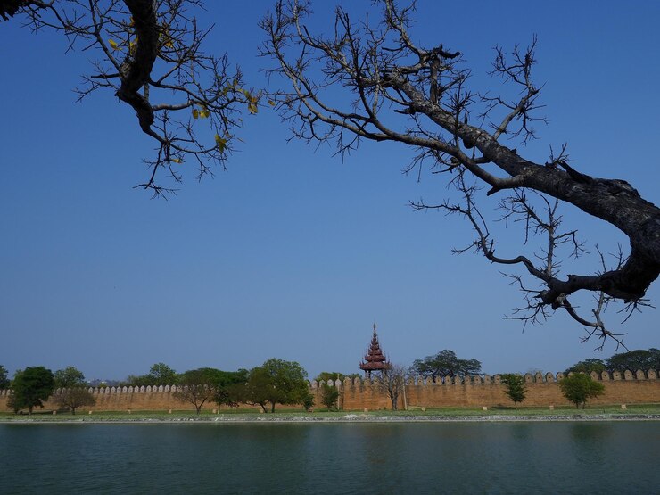 Foto vista panorâmica do lago contra o céu azul claro