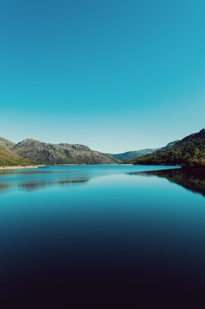 Foto vista panorâmica do lago contra o céu azul claro