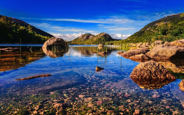 Foto vista panorâmica do lago contra o céu azul - parque nacional acadia - jordan pond