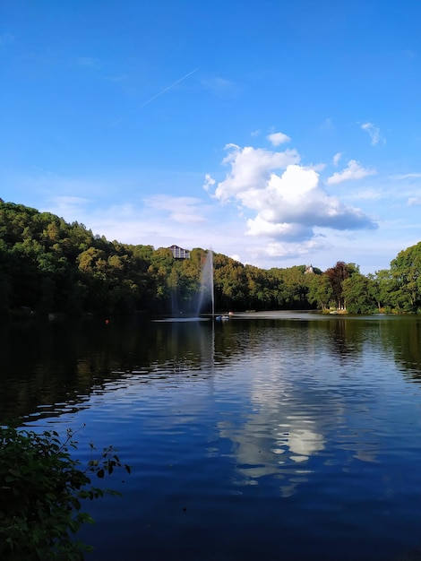 Foto vista panorâmica do lago contra o céu azul