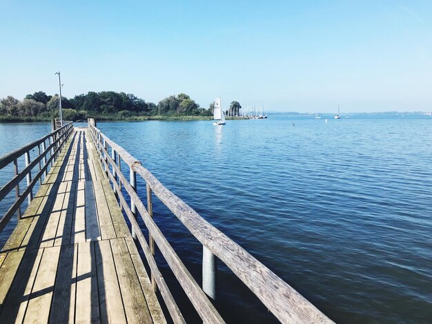 Vista panorâmica do lago contra o céu claro