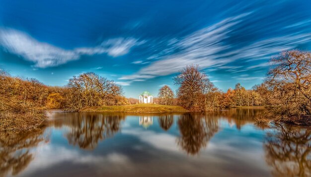 Vista panorâmica do lago contra o céu durante o outono