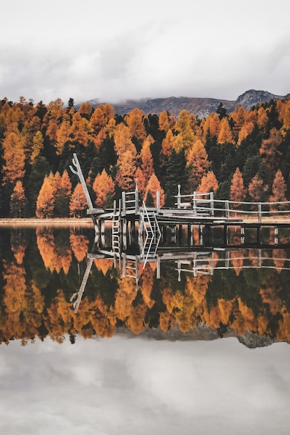 Vista panorâmica do lago contra o céu durante o outono