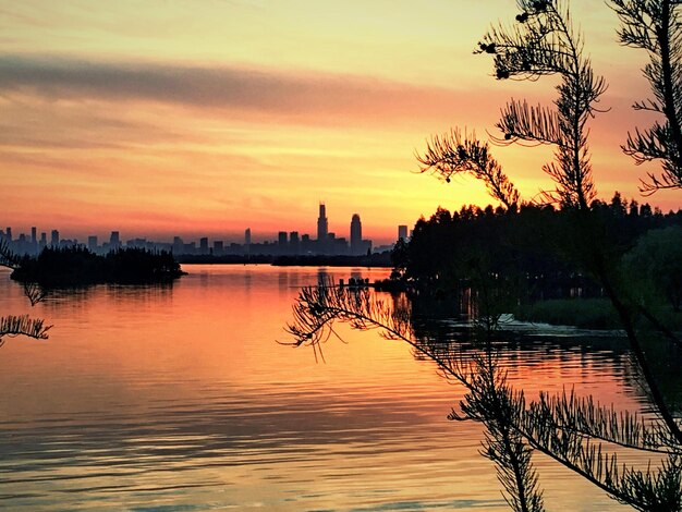 Foto vista panorâmica do lago contra o céu durante o pôr-do-sol