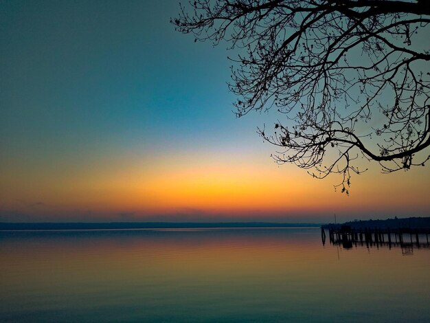 Foto vista panorâmica do lago contra o céu durante o pôr-do-sol