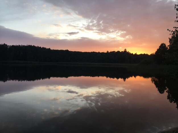 Foto vista panorâmica do lago contra o céu durante o pôr-do-sol