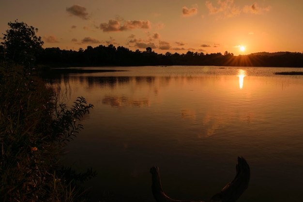 Foto vista panorâmica do lago contra o céu durante o pôr-do-sol