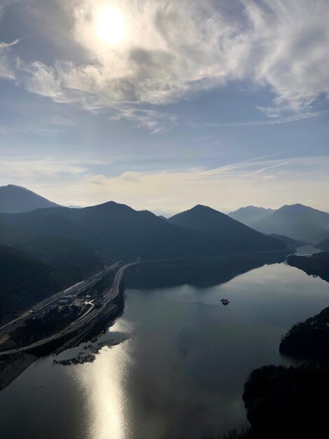 Vista panorâmica do lago contra o céu durante o pôr-do-sol