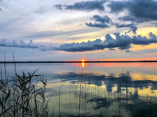 Vista panorâmica do lago contra o céu durante o pôr-do-sol