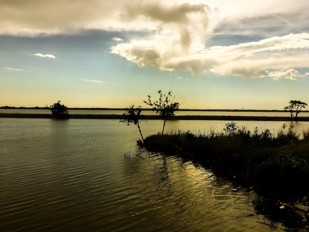 Foto vista panorâmica do lago contra o céu durante o pôr-do-sol