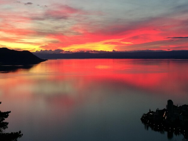 Foto vista panorâmica do lago contra o céu durante o pôr-do-sol