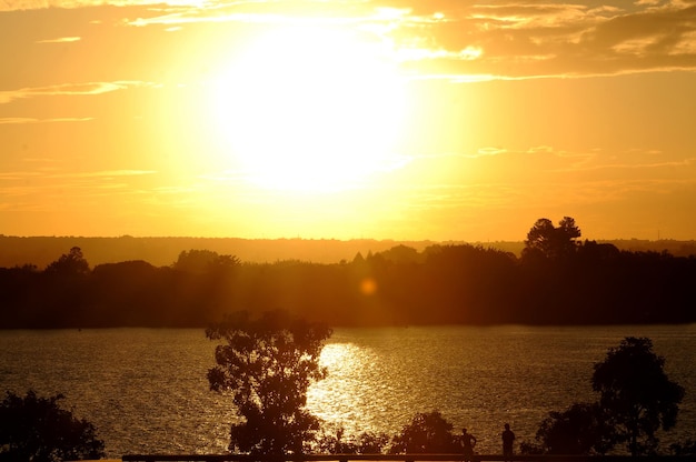 Foto vista panorâmica do lago contra o céu durante o pôr-do-sol