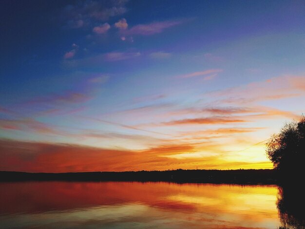 Foto vista panorâmica do lago contra o céu durante o pôr-do-sol