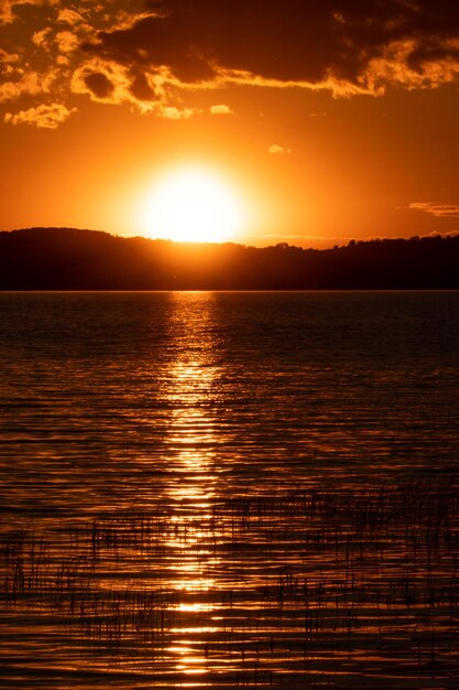 Foto vista panorâmica do lago contra o céu durante o pôr-do-sol