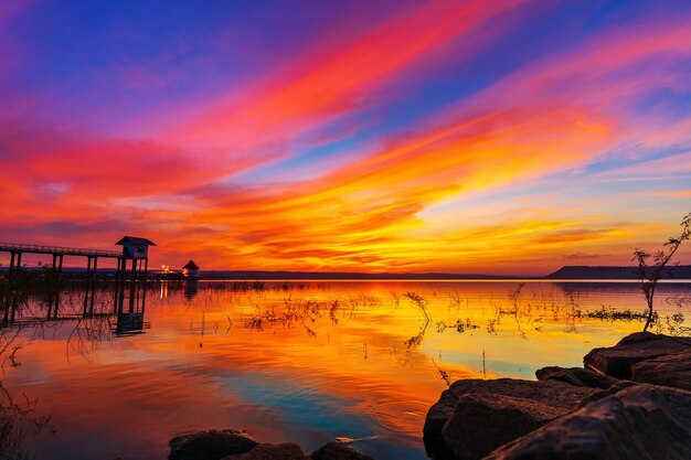 Foto vista panorâmica do lago contra o céu laranja