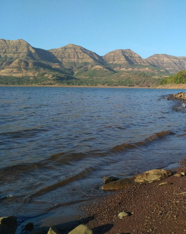 Foto vista panorâmica do lago contra o céu limpo