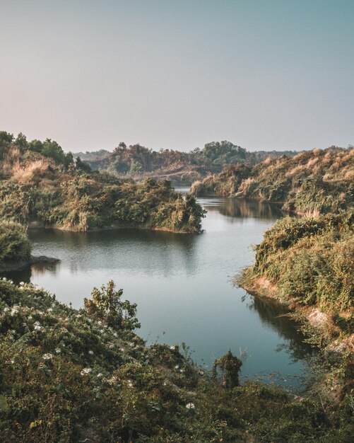 Foto vista panorâmica do lago contra o céu limpo