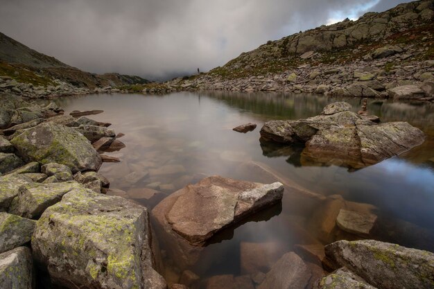 Foto vista panorâmica do lago contra o céu nas montanhas retezat