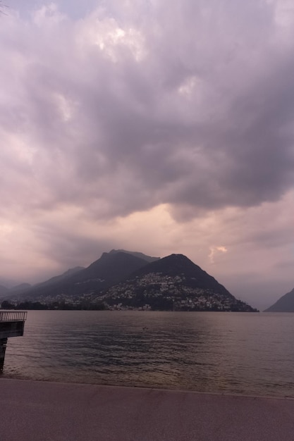 Vista panorâmica do lago contra o céu nublado durante o pôr do sol