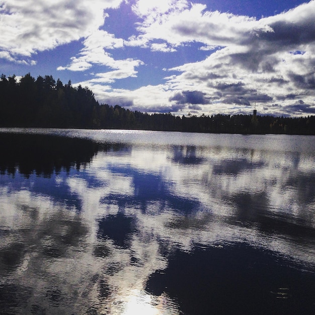 Foto vista panorâmica do lago contra o céu nublado