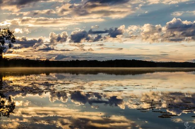 Vista panorâmica do lago contra o céu nublado