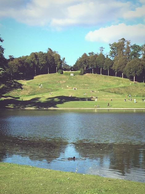 Vista panorâmica do lago contra o céu nublado