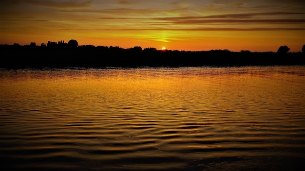 Foto vista panorâmica do lago contra o céu romântico ao pôr-do-sol