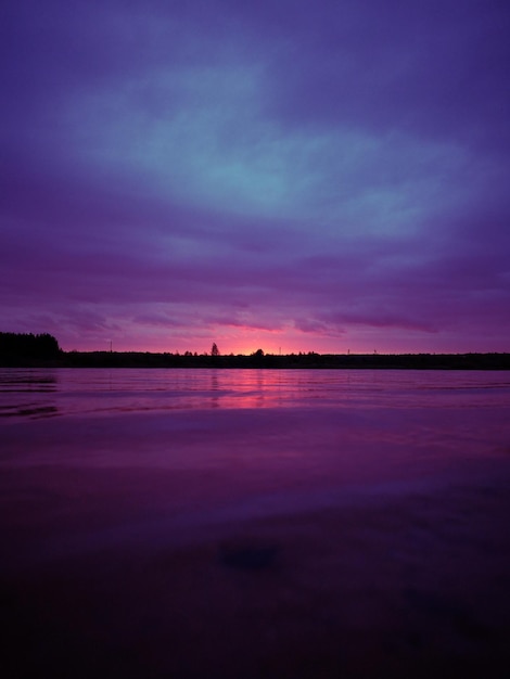 Foto vista panorâmica do lago contra o céu romântico ao pôr do sol