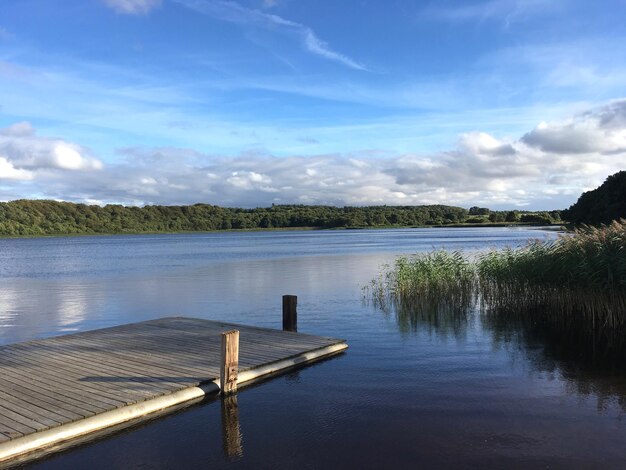 Vista panorâmica do lago contra o céu