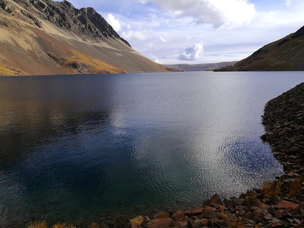 Foto vista panorâmica do lago contra o céu