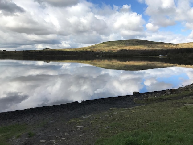 Vista panorâmica do lago contra o céu