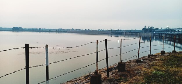 Foto vista panorâmica do lago contra o céu