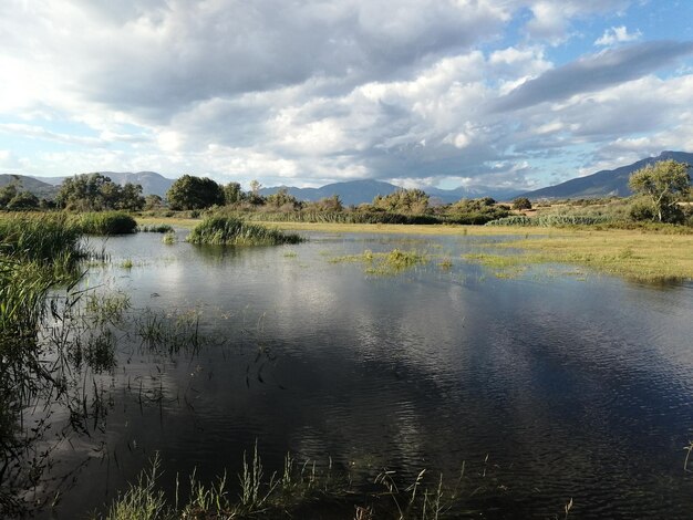 Vista panorâmica do lago contra o céu