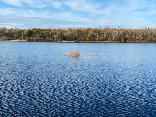 Vista panorâmica do lago contra o céu