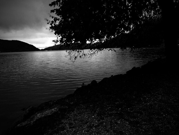 Vista panorâmica do lago contra o céu