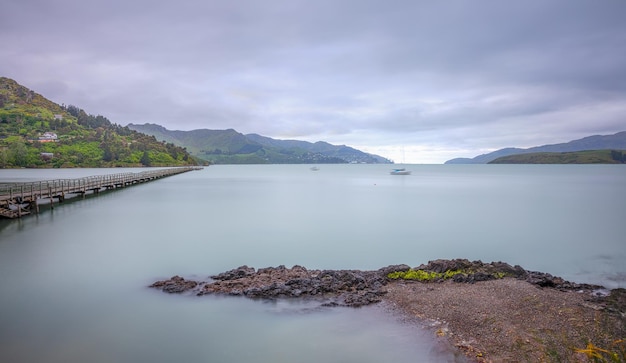 Vista panorâmica do lago contra o céu